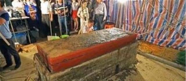 考古挖出巨大红色棺材,考古专家发现红色棺木