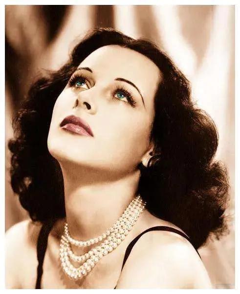 首个全裸出镜的女星，被称为好莱坞花瓶，又被奉为WiFi之母