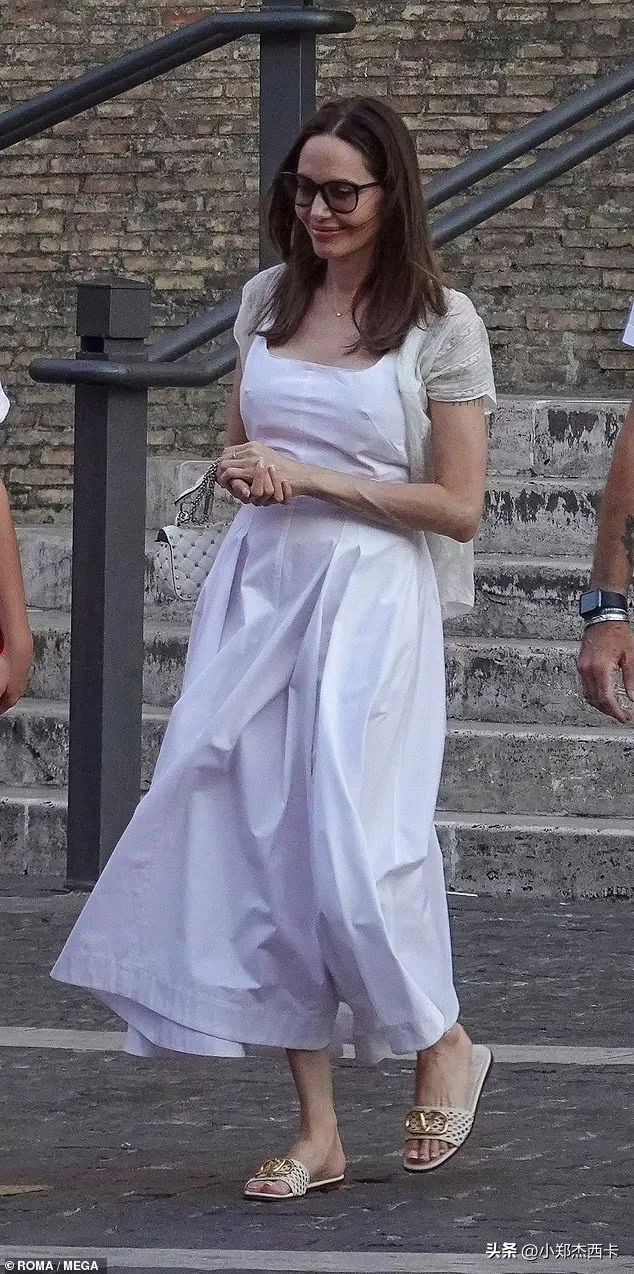 她随便穿条白裙子，就把半个好莱坞给比下去了