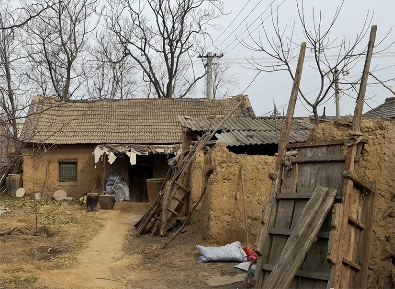 农村穷小伙进城上学捡废品,拾荒小伙供妹妹上大学