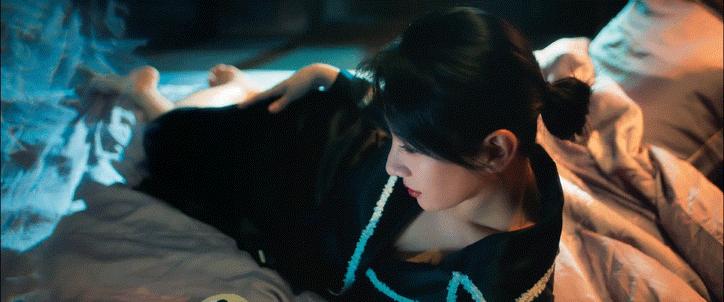 黄奕穿丝绒裙图片,黄奕穿灰红色丝绸裙子