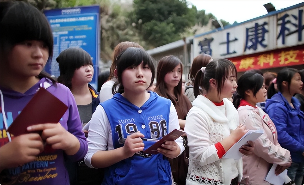 大学生就业多难？富士康流水线涌现大批本科生，在职者揭露了真相