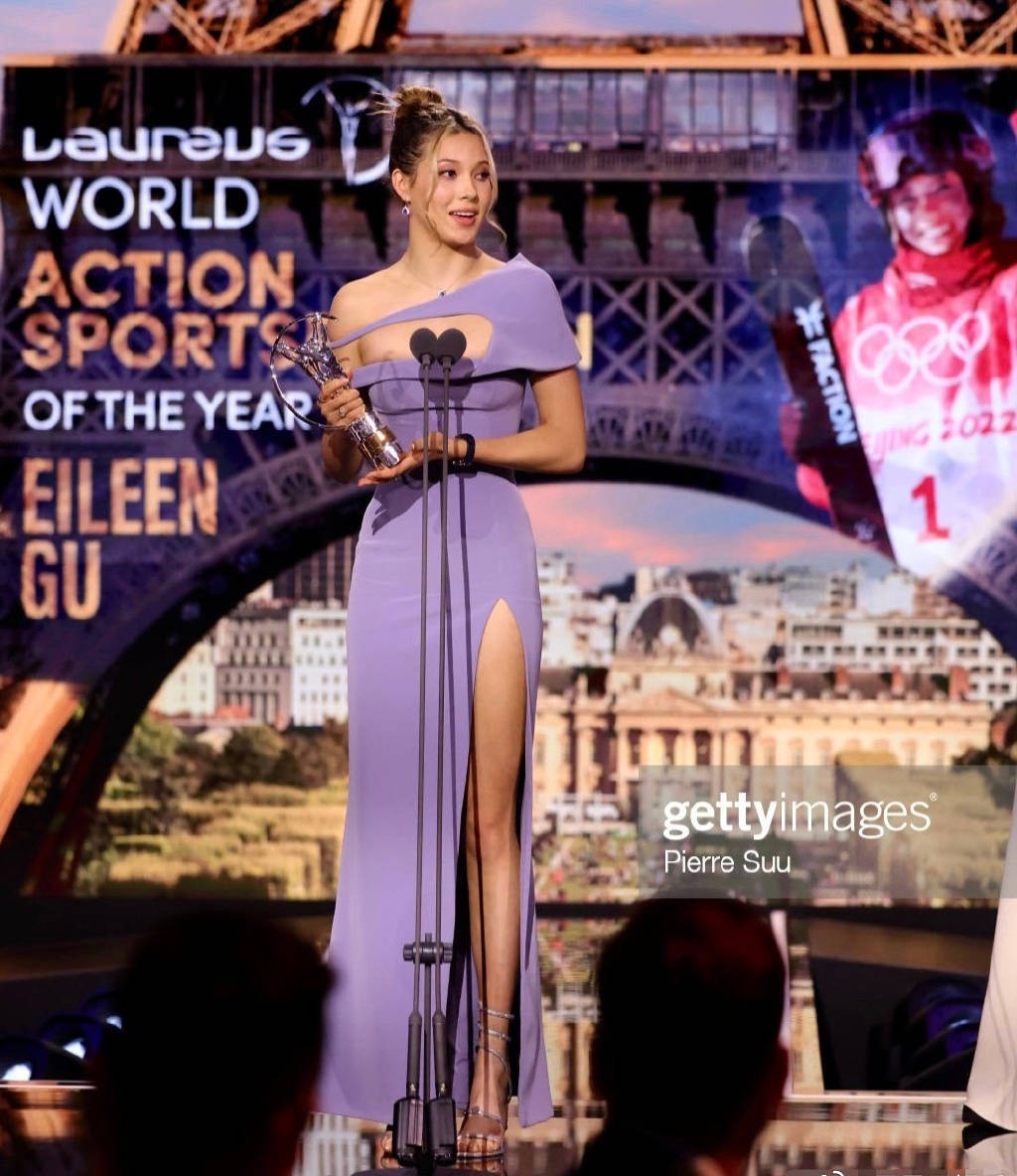 谷爱凌晒与奖牌合照,谷爱凌领奖身披国旗