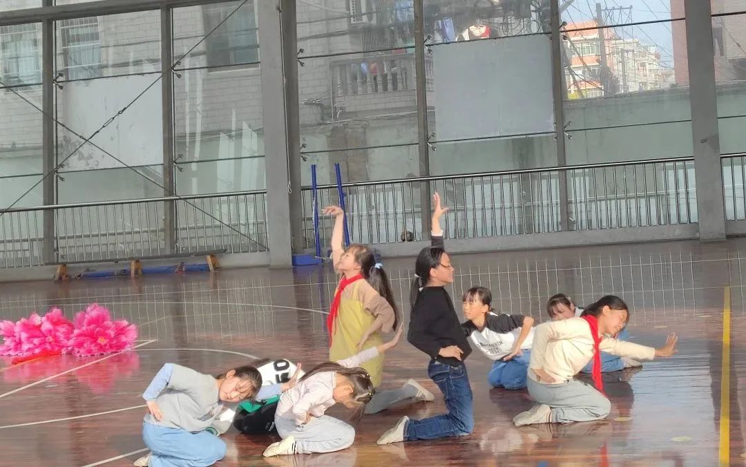 江苏常熟市商城小学舞蹈《成长在祖国的怀抱里》荣获三等奖