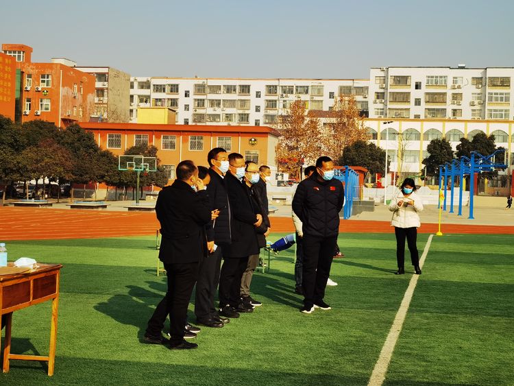 新密市校园足球,阳光体育快乐足球黑板报