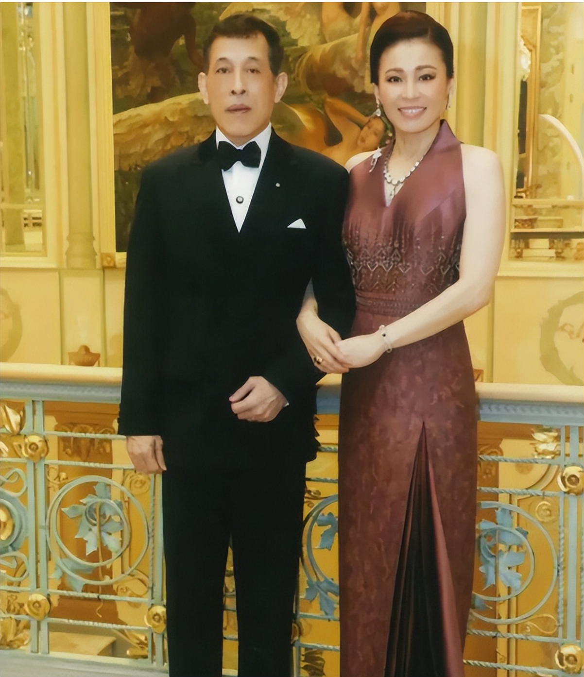 苏提达白珍珠饰品,苏提达红宝石项链照片