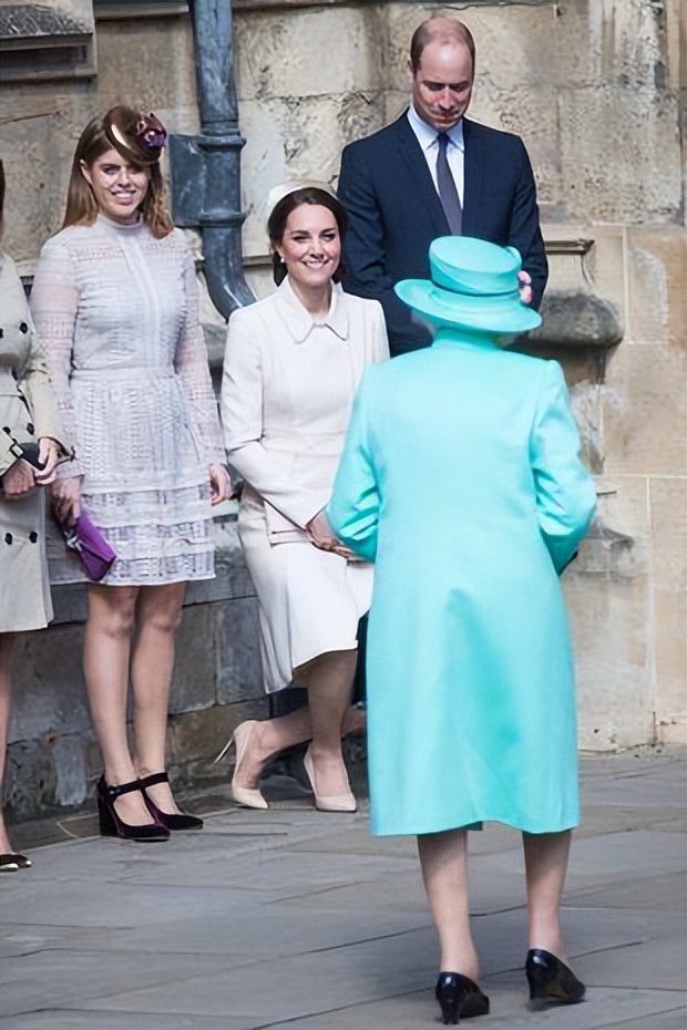 英国王室向西班牙王后行屈膝礼,英国王室的屈膝礼