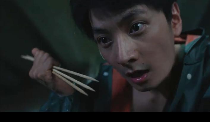 女子被竹签刺穿,女子被竹签捅死警方根据电脑破案