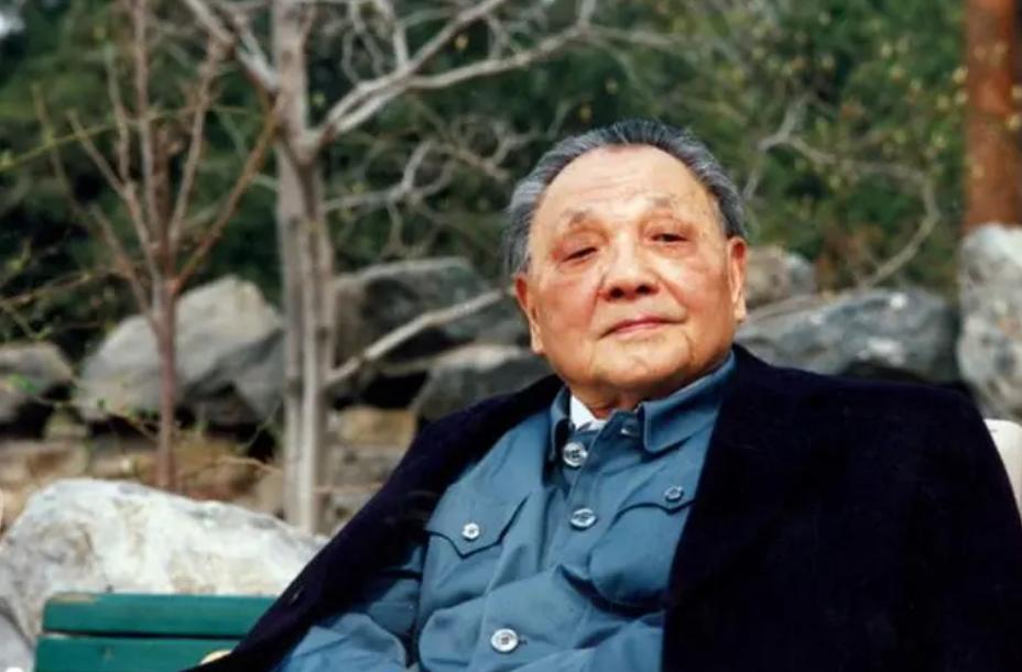 85年*世友许**逝世后，留下罕见照片，将军遗体旁的三个人分别是谁？