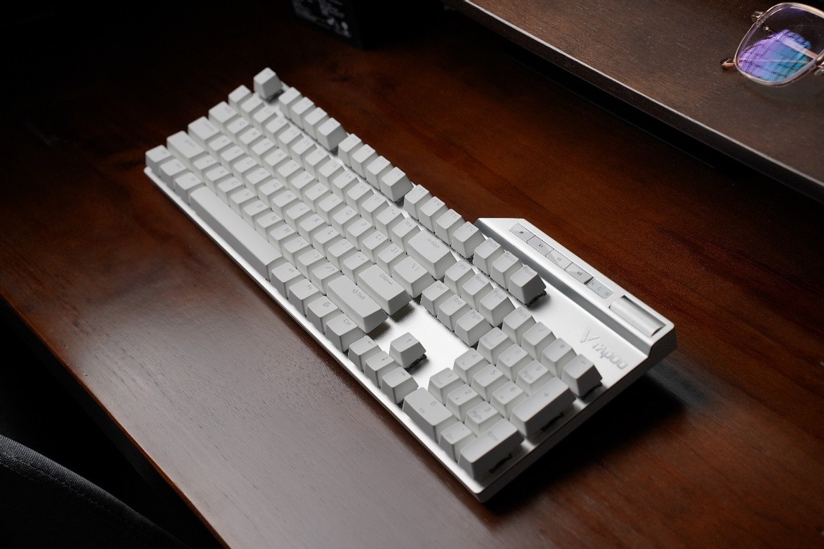 雷柏v700rgb机械键盘用什么轴,雷柏v700rgb合金版是热插拔吗