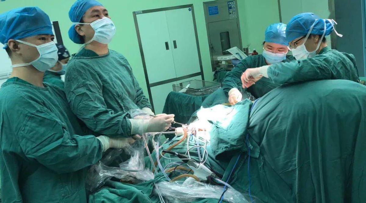 20岁小伙与35岁二婚女相亲,25岁小伙相亲