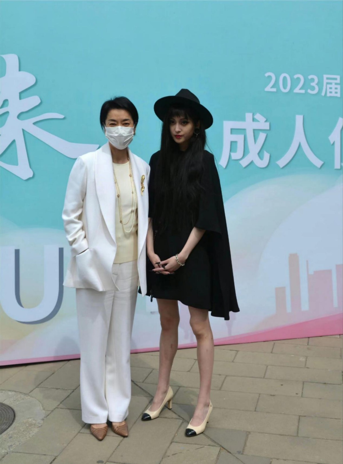 毛阿敏和女儿休闲合影照片,60岁毛阿敏与19岁女儿同框