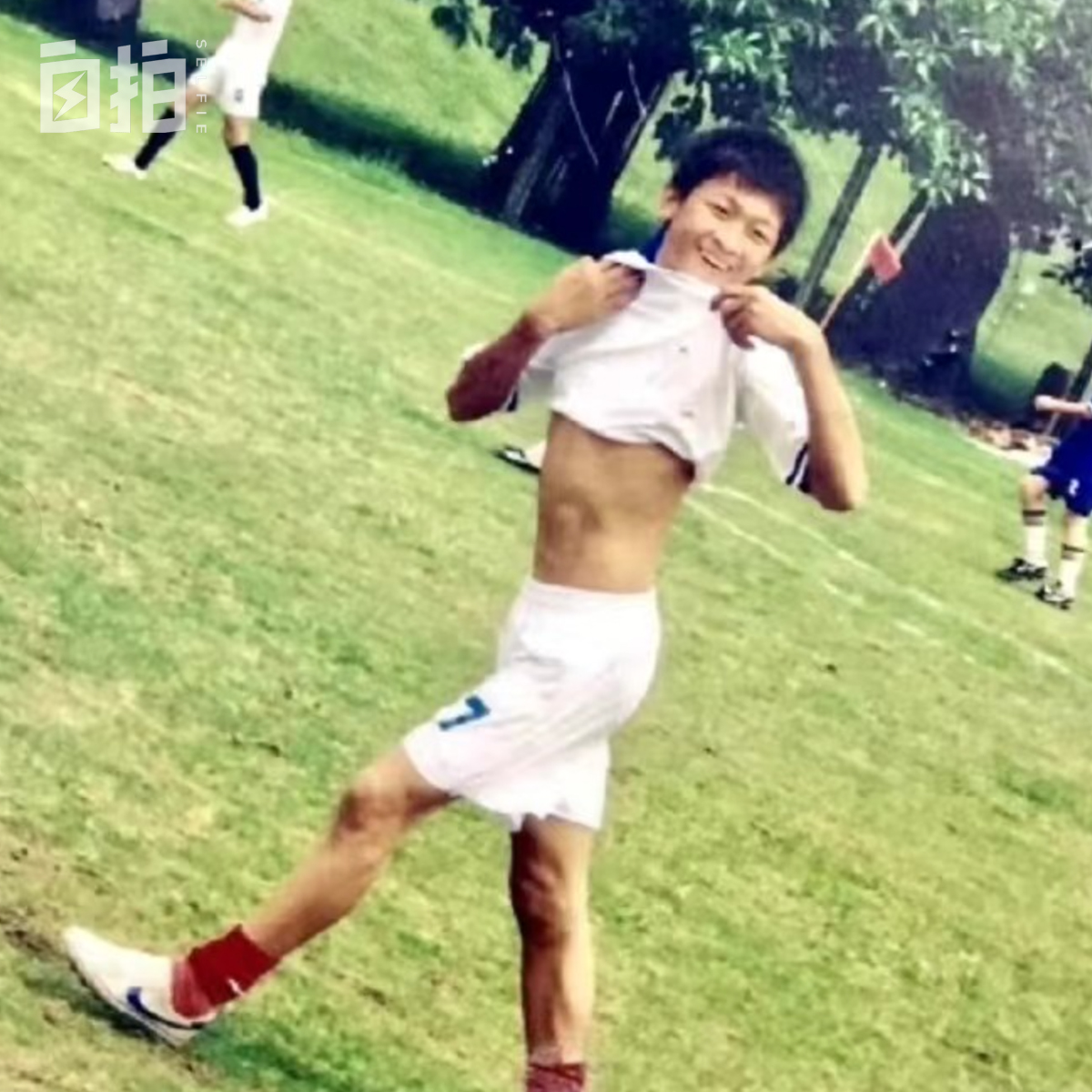 我,从小热爱足球,12岁被球探选中,意外失去左腿,现在单腿踢球