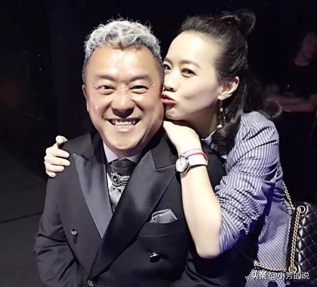 和女儿曾宝仪视频习惯性脱衣服，上厕所一丝不挂戒指都要摘掉