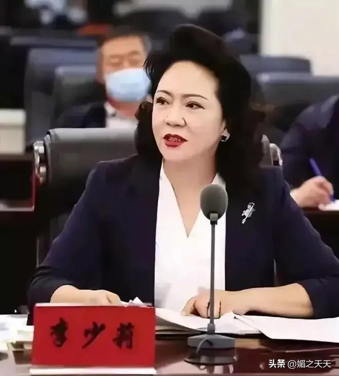 从18岁的女工人到54岁的副局长，李少莉的升迁之路正常吗