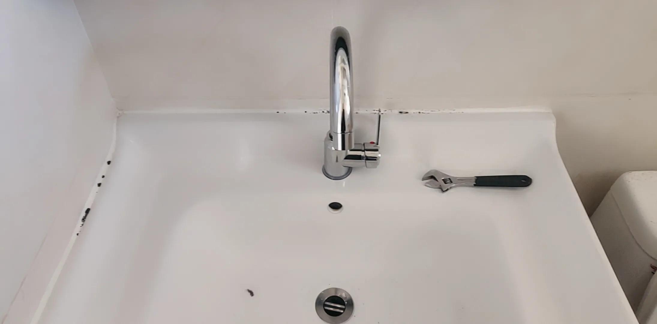 浴室明管冷热水龙头安装示意图,洗手盆水龙头冷热软管如何安装