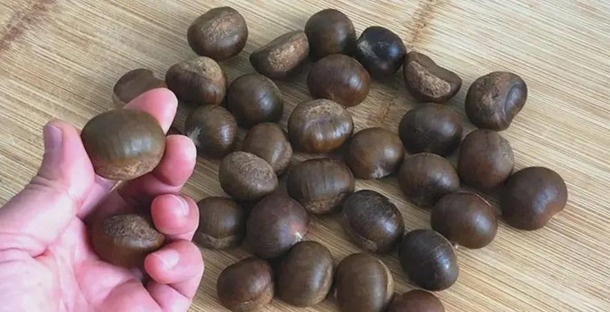 板栗壳难剥的做法,剥了硬壳的板栗的做法大全