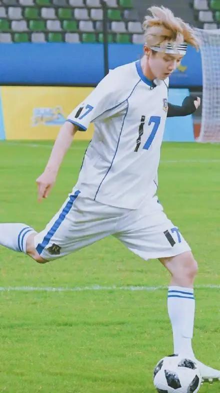 鹿晗关晓彤看足球,鹿晗解说欧洲杯关晓彤