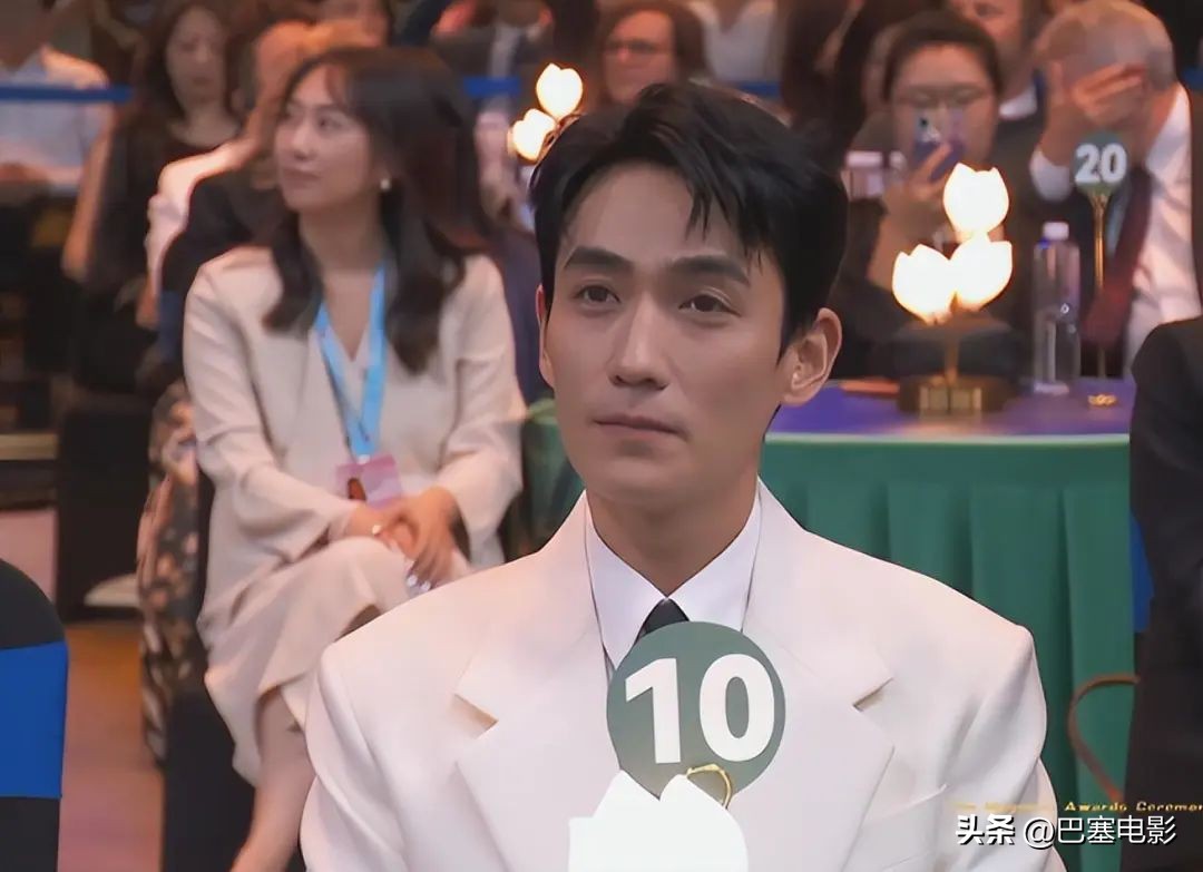 赵丽颖眼睛发炎上台领奖侧面照片,赵丽颖领奖神图高清照片