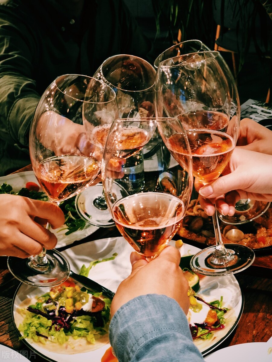 年轻人打工回来就喜欢呼朋引伴,年轻人打工回来后老是呼朋引伴