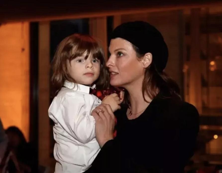 她16岁被逼拍裸照，51岁做医美永久毁容，隐退5年后勇敢发声