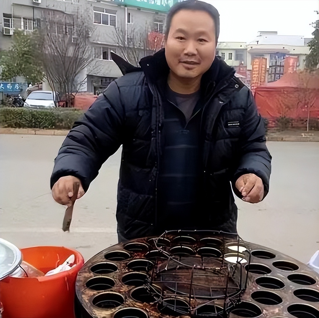 湘潭大学女教授和校门口摆摊的丈夫，女教授：他都是为了我