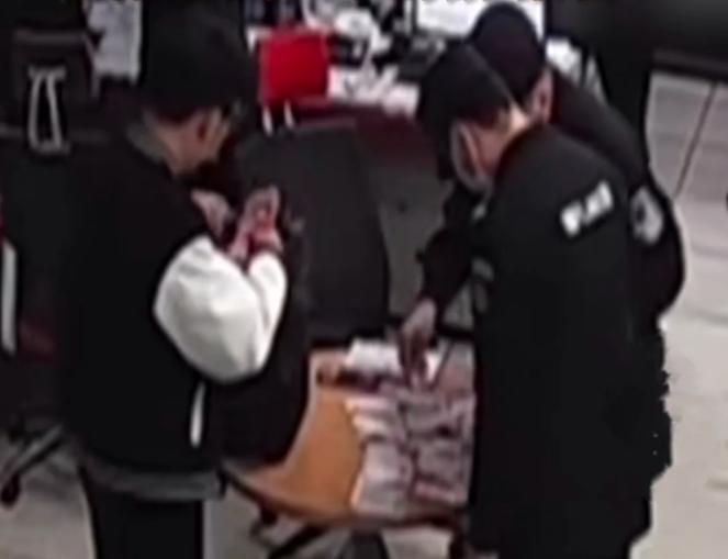 男子在金店花400万元买金条,男子花400万买光金条