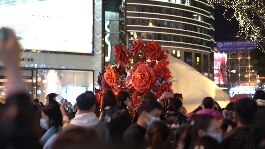 玫瑰瀑布、巨型爱心刷爆了！浪漫背后有秘密→