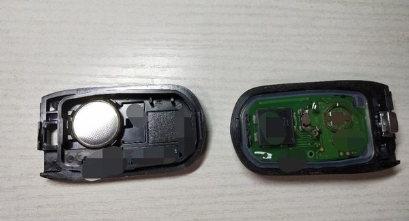 13款别克凯越钥匙电池怎么换,别克君越车钥匙怎么换电池图解