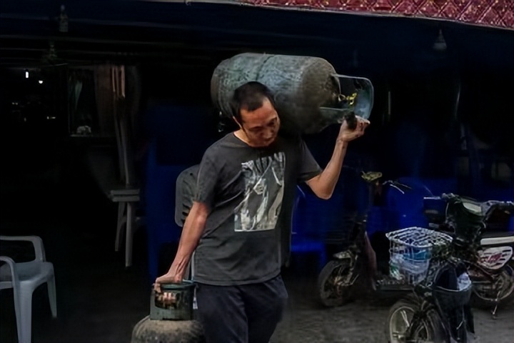 养父靠扛煤气罐把她培养成博士,养父扛煤气罐培养女博士全集