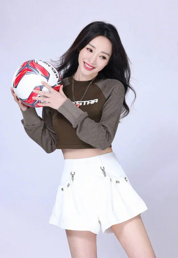 柳岩是怎么成为足球宝贝的,柳岩化身足球宝贝助威世界杯