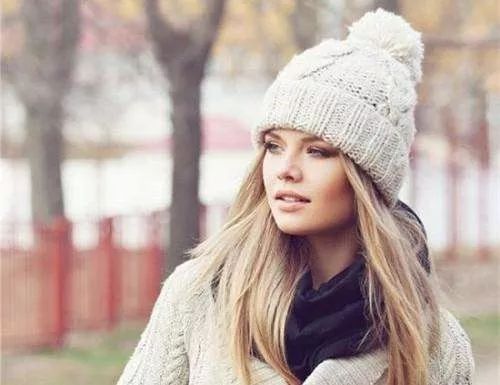 毛线帽明星同款保暖,明星毛线帽同款机场穿搭