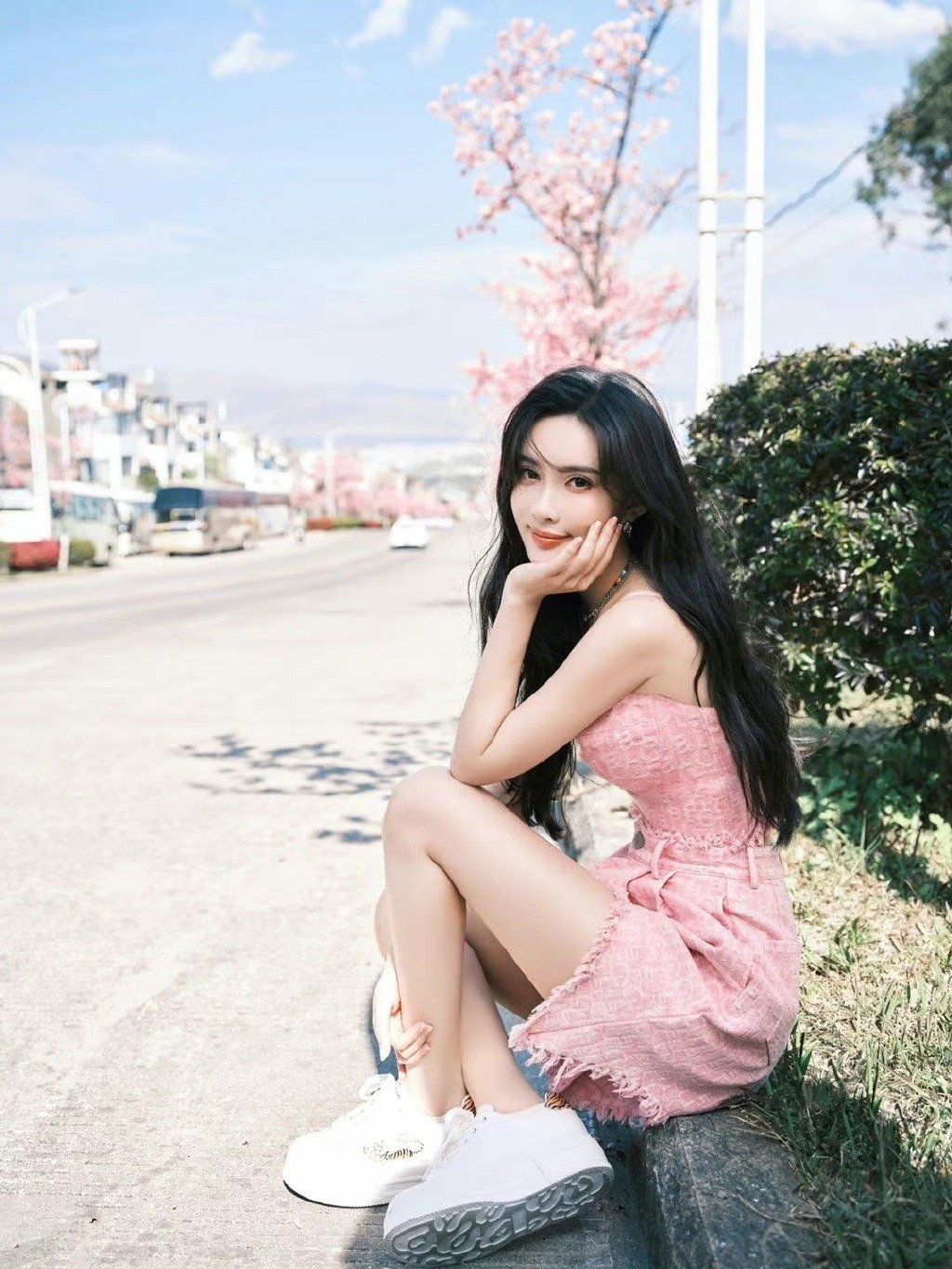 孟子义银色吊带裙造型,孟子义粉色连衣裙写真图片