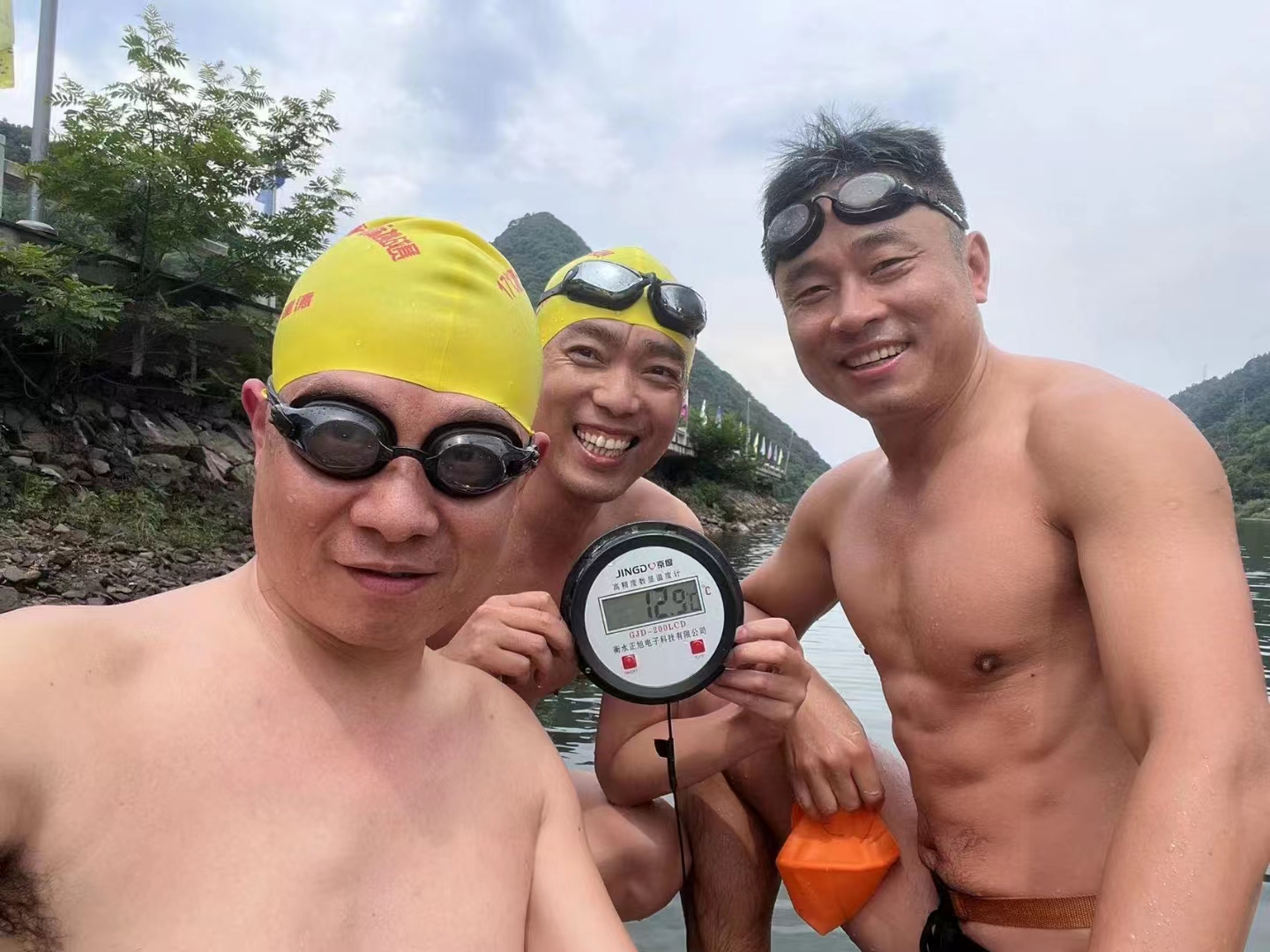 温州141名冬泳健儿横渡瓯江,温州泳士横渡英吉利海峡