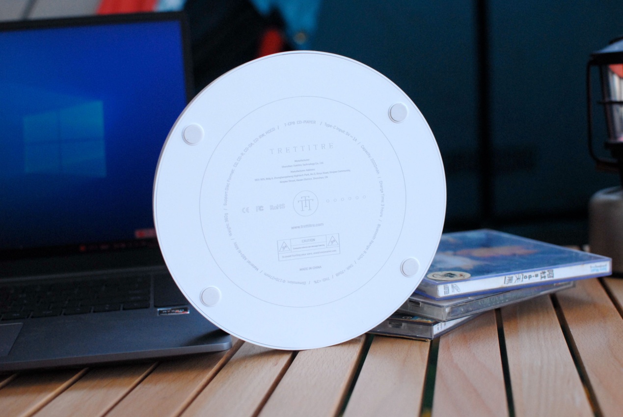 带着露营车出去露营,带着音响去露营