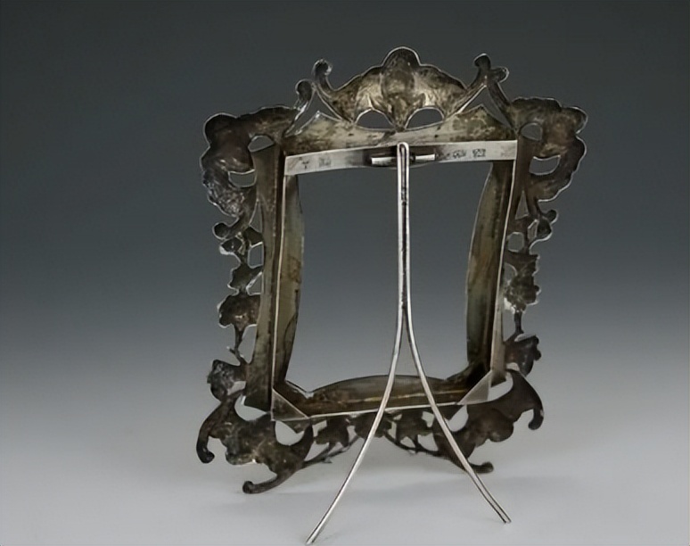 工业机械化时期，瓦尔布格的金属相框，金属材料却能产生相变行为