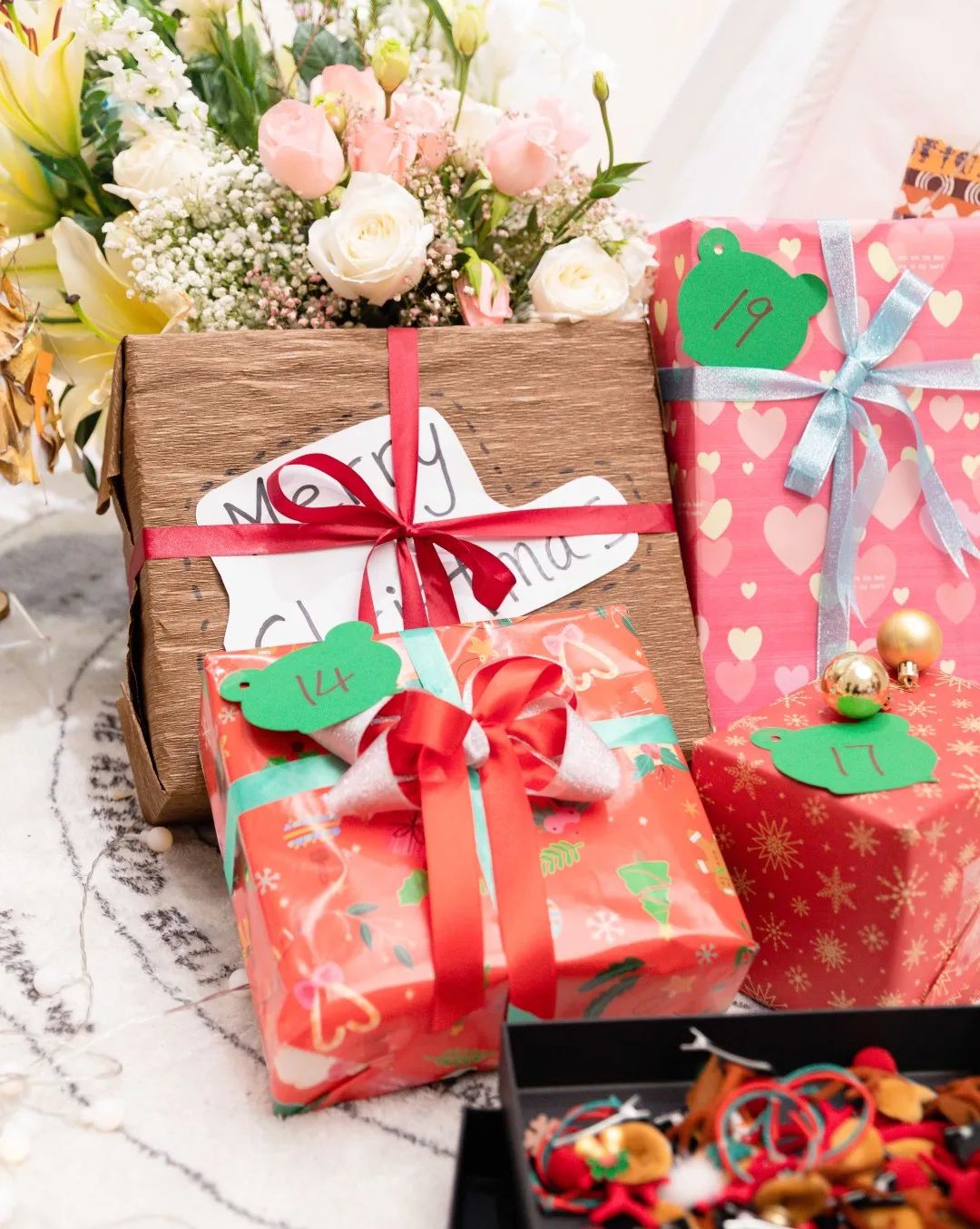 哇！这些学校的圣诞节也太“卷”了！圣诞老人、无人机都来了