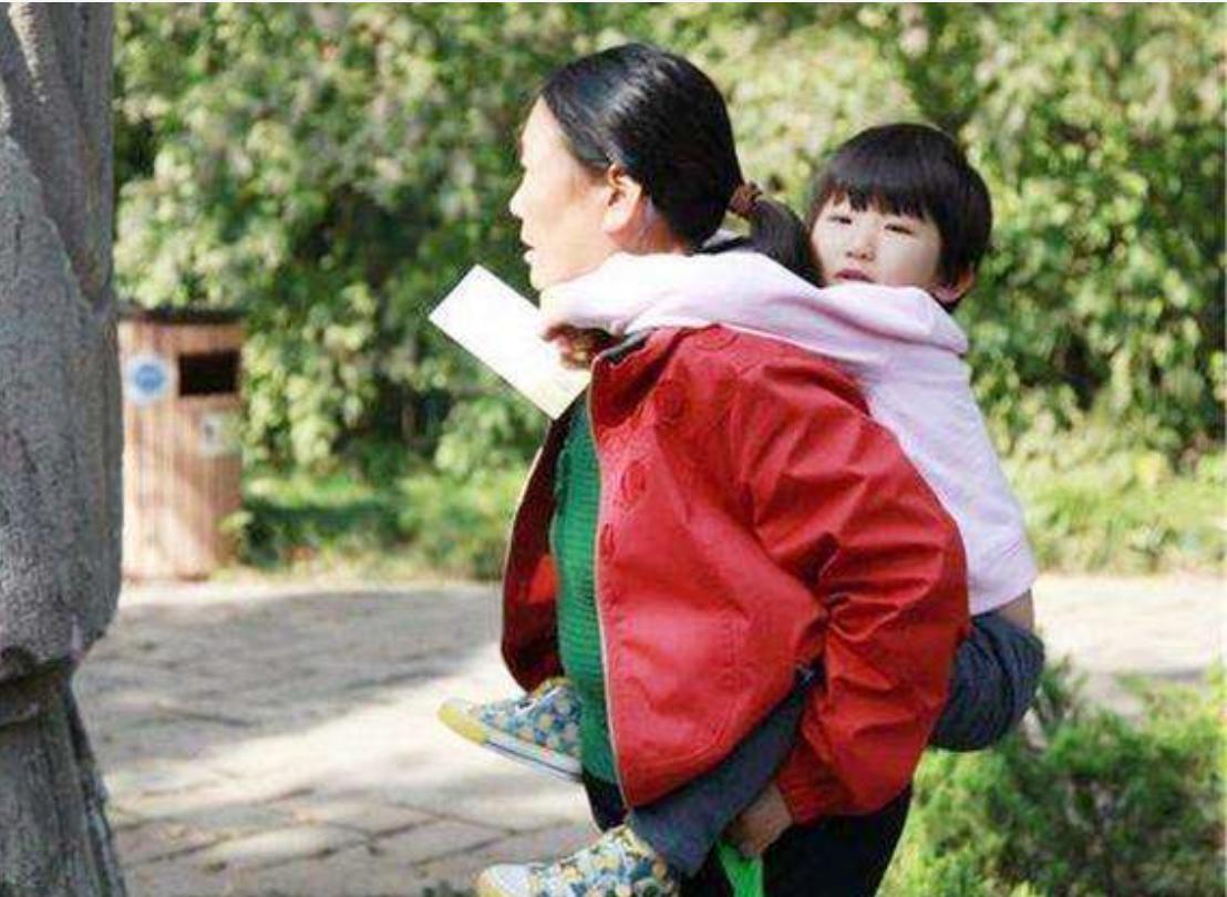 夫妻试管婴儿43次生下三胞胎,双胞胎代孕真实事件