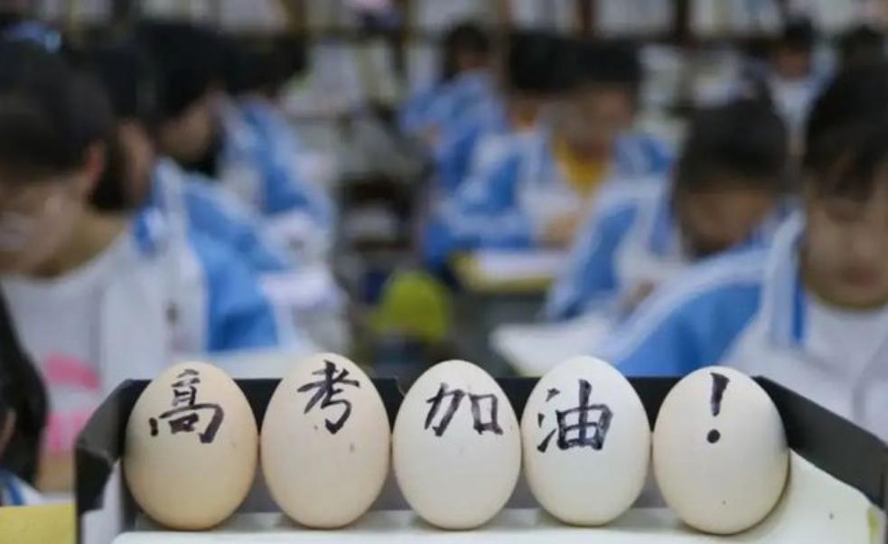 13年一女孩高考成绩从586变364，家长向教育局讨说法，结局大反转