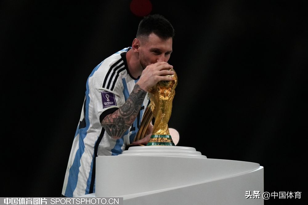 卡塔尔世界杯阿根廷捧起大力神杯,卡塔尔世界杯阿根廷大力神杯