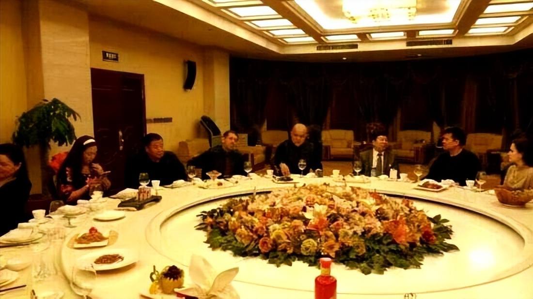 64岁毕福剑近况：满脸皱纹睁不开眼，和普通大爷没啥区别