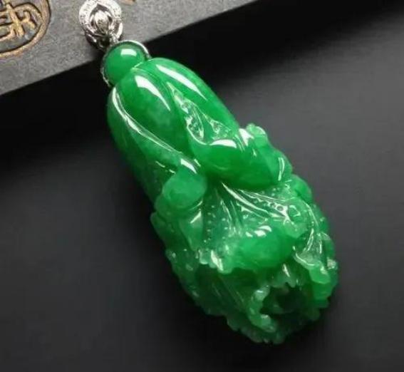 翡翠玉吊坠冰种浅浮雕,天然冰种黄翡翠玉白菜吊坠