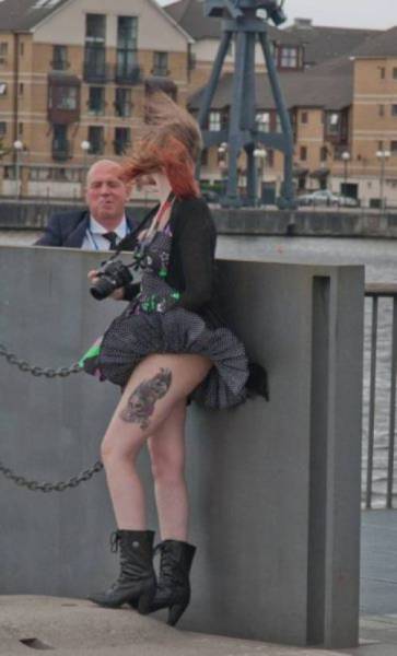 80张神奇偶然瞬间，环形闪电，海蛇和最毒石斑鱼互咬，骑骆驼拍照