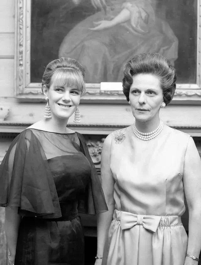 英国王后卡米拉年轻时身材好吗,卡米拉黛妃的珠宝