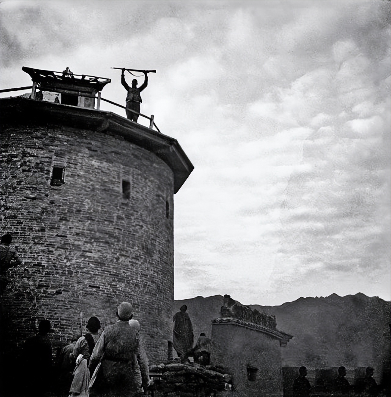 鬼子吓傻了！军中吕布如巨人闯入鬼子阵地，切瓜砍菜般灭了27人