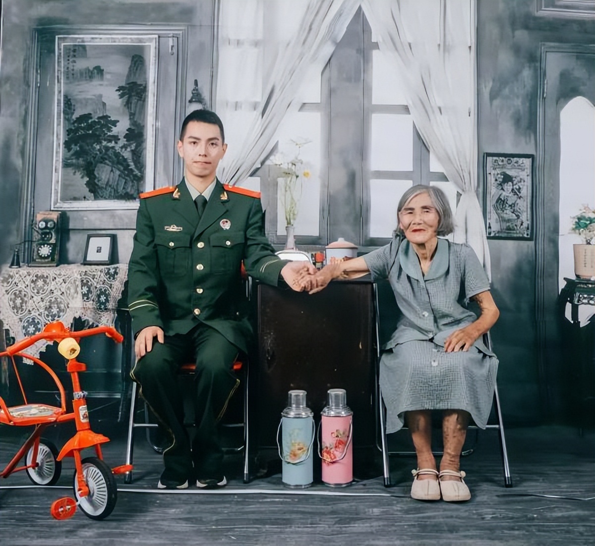 江西一小伙和81岁的老太拍婚纱,江西25岁小伙跟老妈拍婚纱照