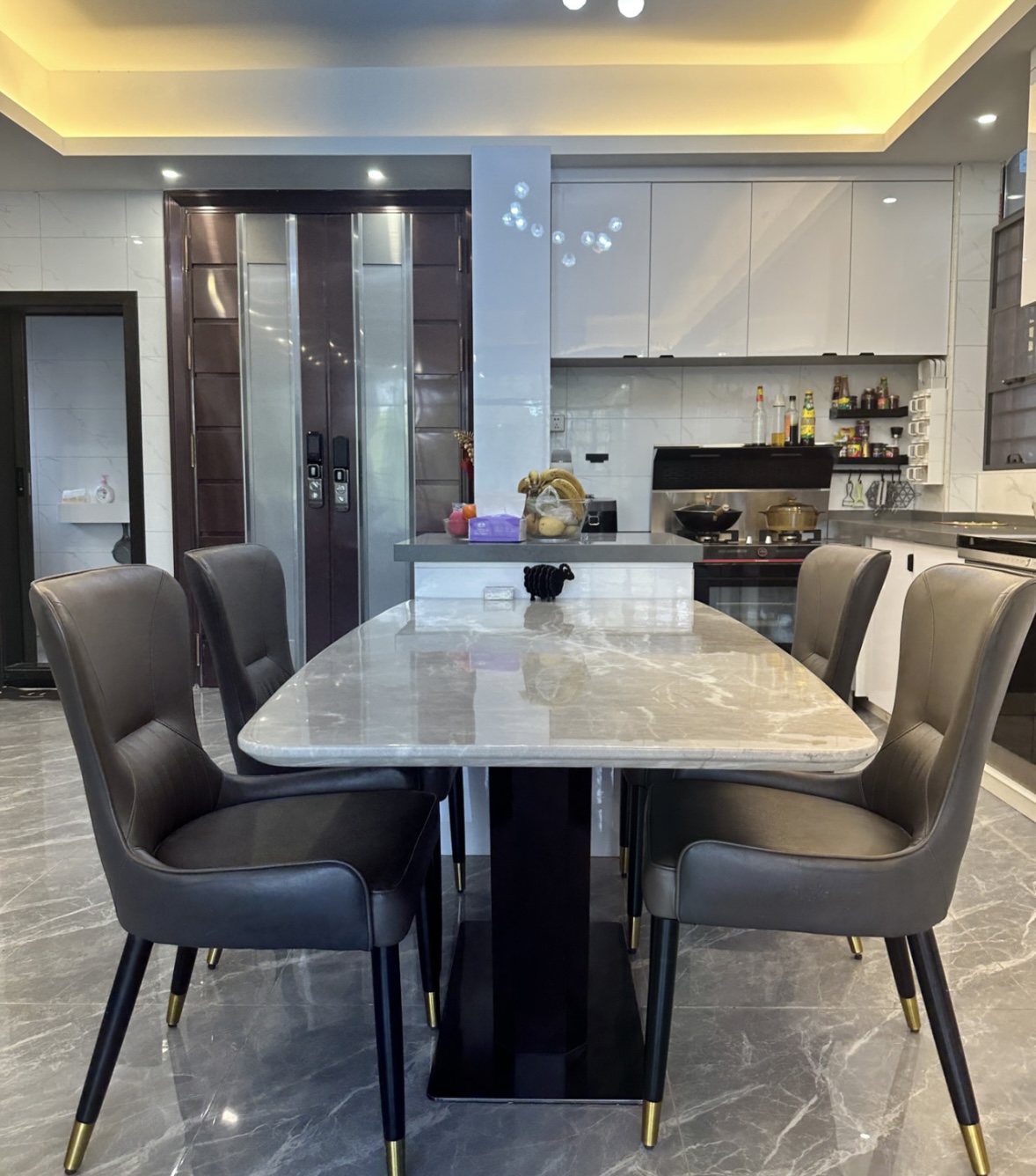 各种样式的岩板餐桌,实木餐桌和岩板餐桌效果图对比