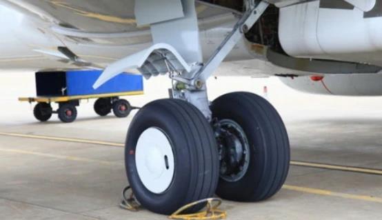 飞机在地上跑,飞机走的时候轮子有驱动吗