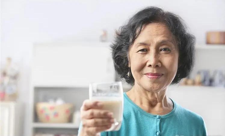 中老年喝什么牛奶最好补钙,老年人补钙别光吃钙片这三样东西