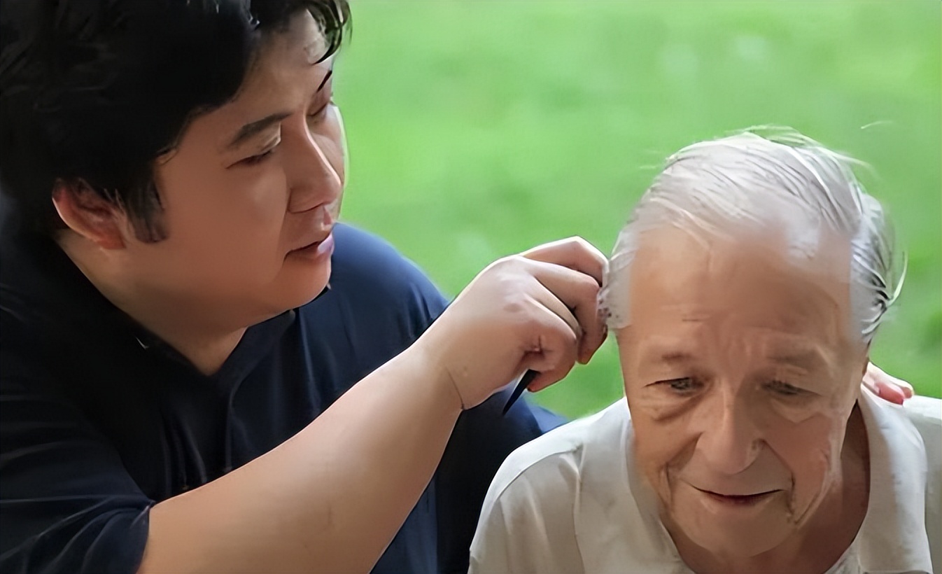 河南小伙报恩瑞士房东素材,中国小伙为英国房东养老